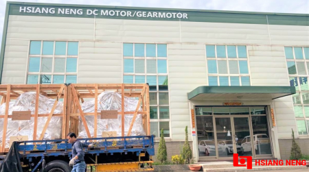 Les nouvelles machines CNC IEMCA et le nouveau capteur de mesure Keyence dans la société Hsiang Neng.
